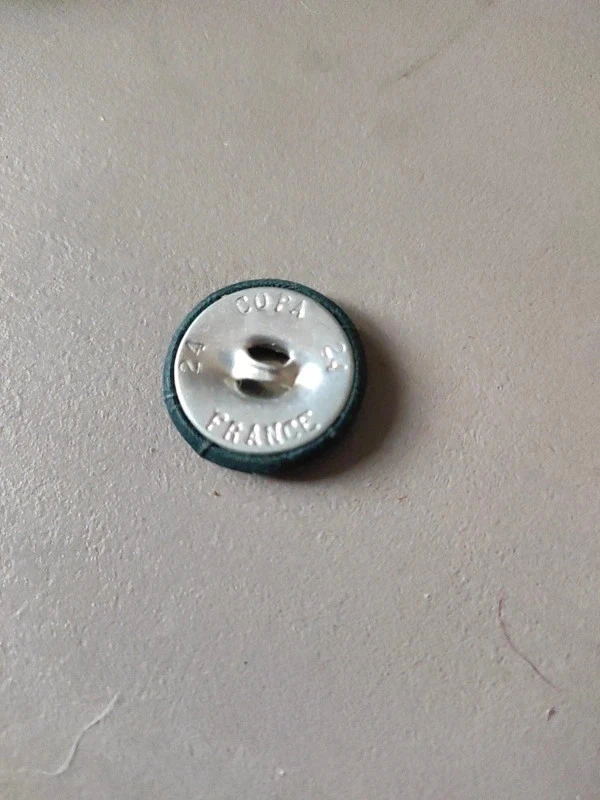 Botão verde escuro novo em tecido e metal – photo 2